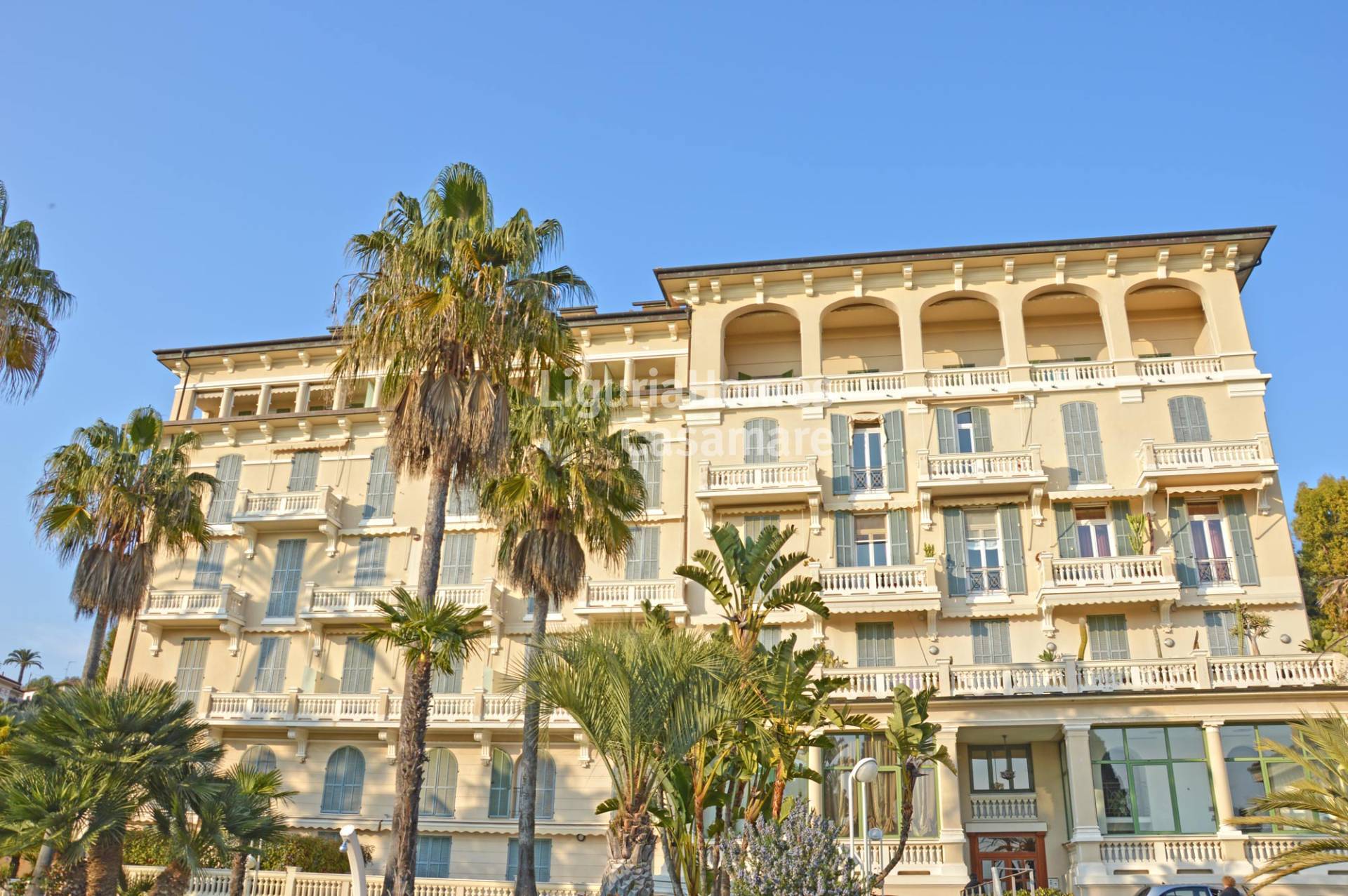 5 Bed Belle Époque Top-Floor Apartment, Via Romana, Bordighera