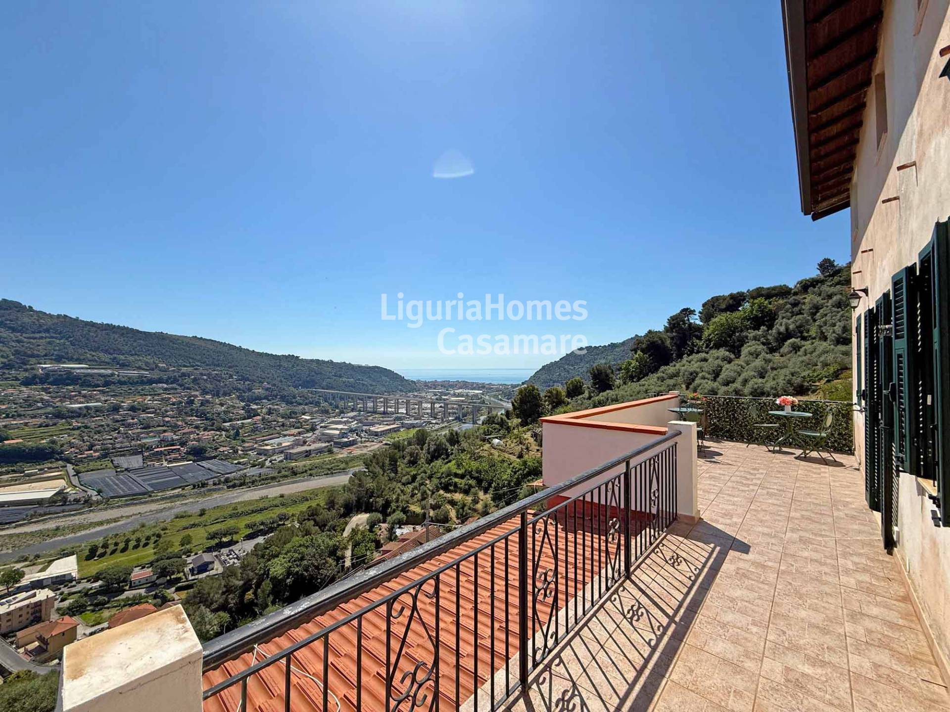 2 Bed Renovated Top-Floor Villa Apartment, Via Sant’Anna, Camporosso
